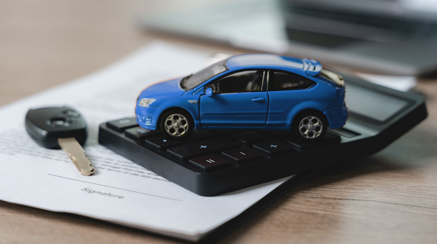 Mains annotant un contrat de leasing automobile avec surligneur et calculatrice sur un bureau épuré, clauses tarifaires visibles en français